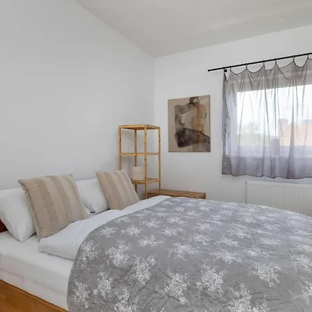 With A River View Parking & Balcony By Renters *